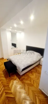 Trosoban stan — Sinđelićev trg — fotografija 4