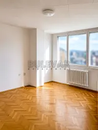 Trosoban stan — Bulevar Nemanjića — fotografija 1