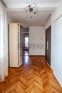 Više od tri spavaće sobe stan — Trg 14. oktobra — fotografija 9
