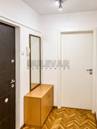 Dvoiposoban stan — Trg 14. oktobra — fotografija 15