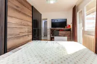 Trosoban stan — Trg Pavla Stojkovića — fotografija 11