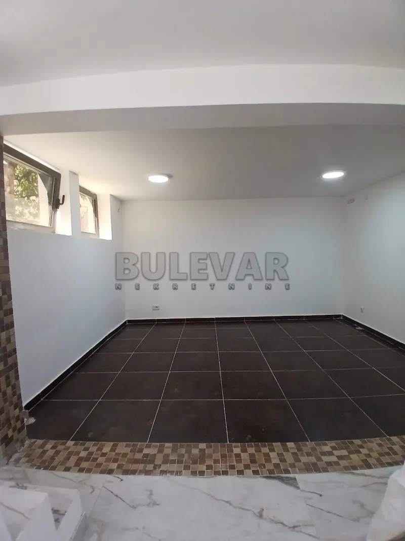 Garsonjera - Studio poslovni prostor, Centar, Niš, Nade Tomić