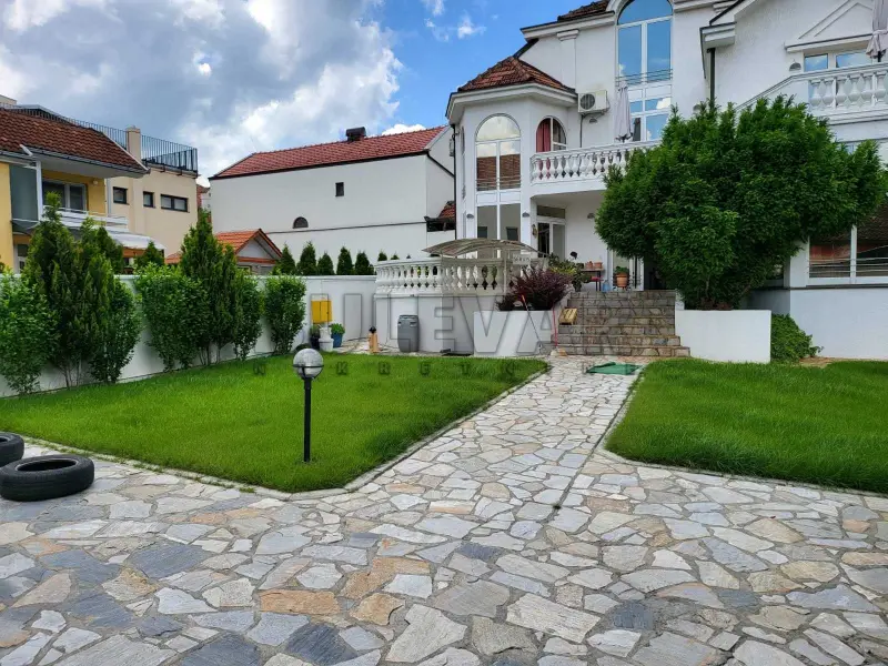 Više od tri spavaće sobe kuća, Centar, Kragujevac