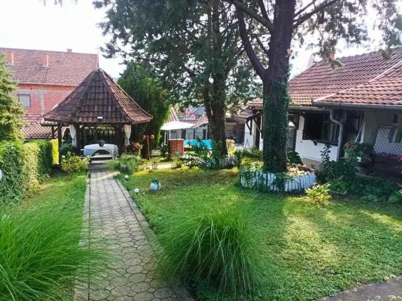 Više od tri spavaće sobe kuća, Knić, Knić