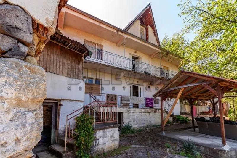 Više od tri spavaće sobe kuća, Ostrovica, Niš