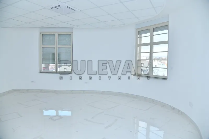 Više od tri spavaće sobe poslovni prostor, Centar, Vranje