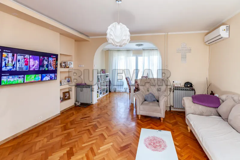 Više od tri spavaće sobe kuća, Palilula, Niš
