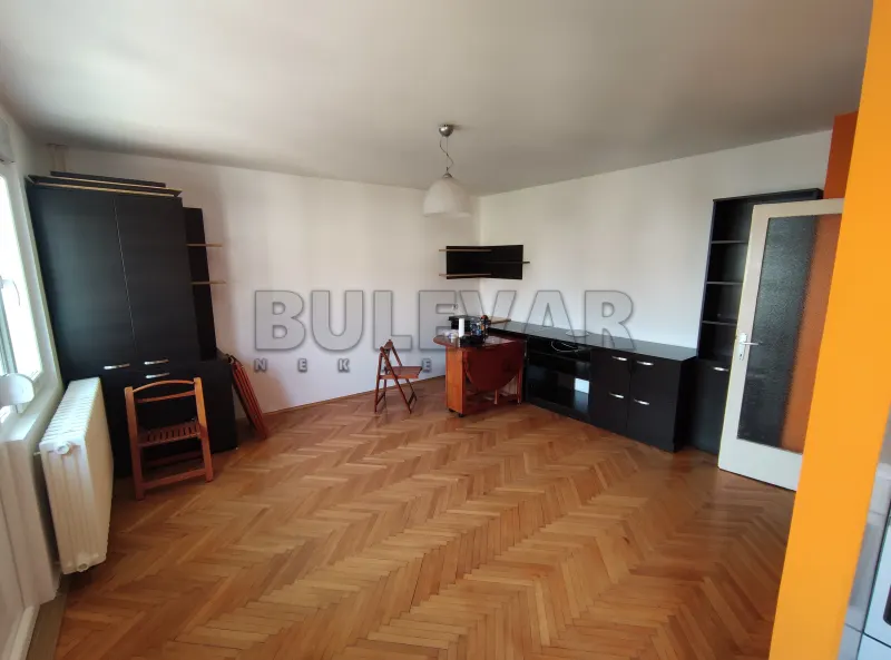 Dvosoban stan, Crveni pevac, Niš