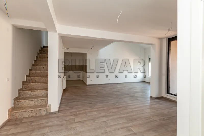 Više od tri spavaće sobe stan, Centar, Niš