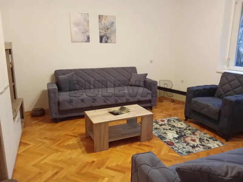 Jednosoban stan, Crveni pevac, Niš