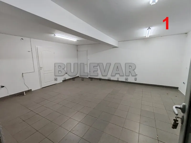 Više od tri spavaće sobe poslovni prostor, Branko Bjegović, Niš