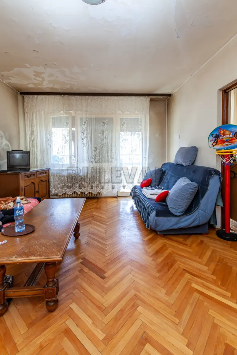 Trosoban stan, Pravni fakultet, Niš