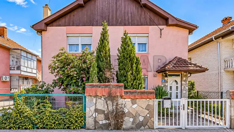 Više od tri spavaće sobe kuća, Radnićko Naselje, Leskovac