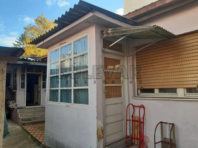 Troiposoban kuća, Staro groblje, Niš