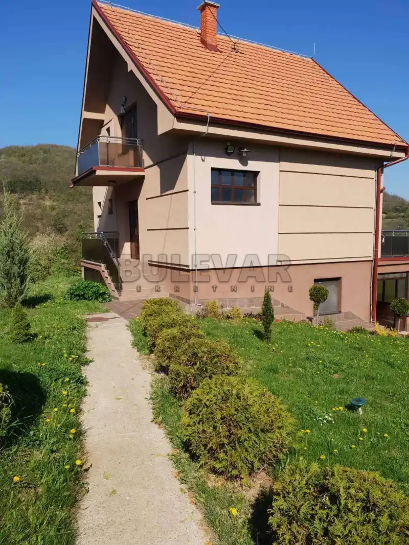 Više od tri spavaće sobe kuća, Lukavica, Dimitrovgrad