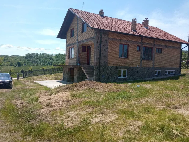 Više od tri spavaće sobe kuća, Guberevac, Knić
