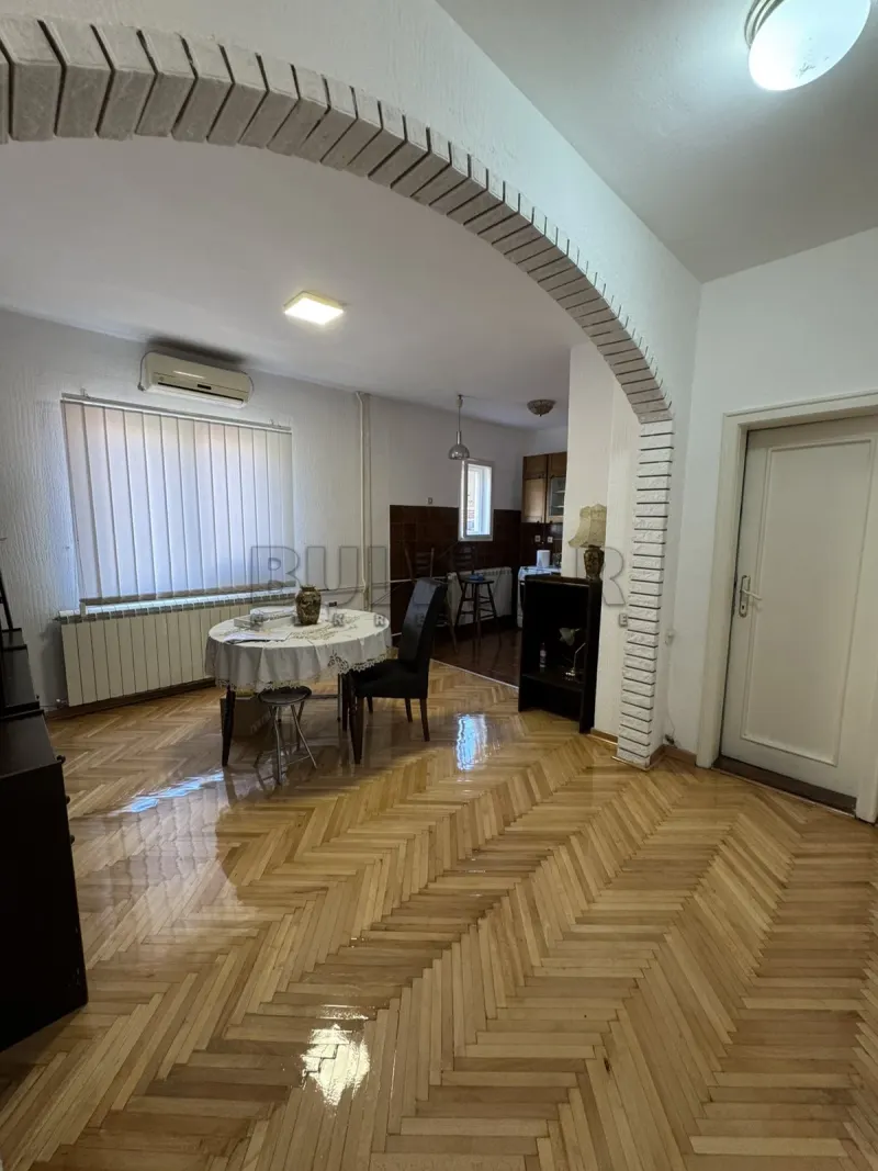Troiposoban stan, Crveni pevac, Niš