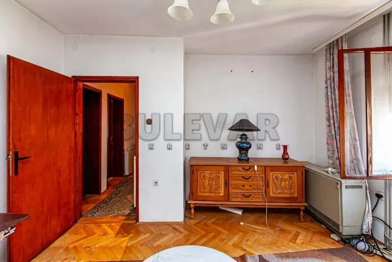 Više od tri spavaće sobe kuća, Ratko Jović, Niš, Vukadina Stevanovića