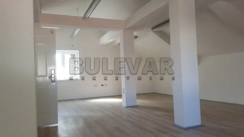 Više od tri spavaće sobe poslovni prostor, Filozofski fakultet, Niš