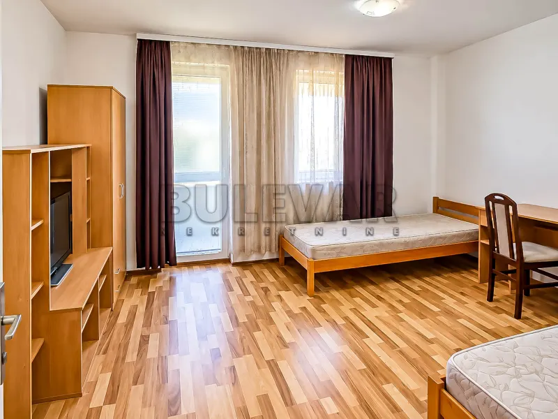 Više od tri spavaće sobe stan, Staro groblje, Niš