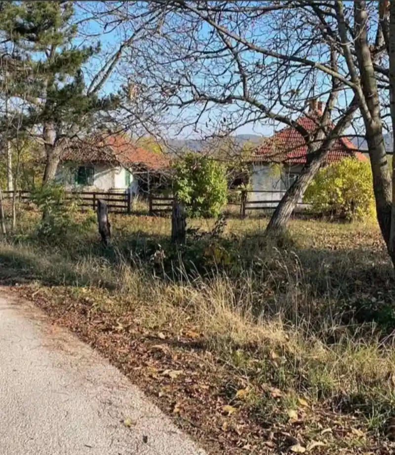 Plac, Guncati, Knić