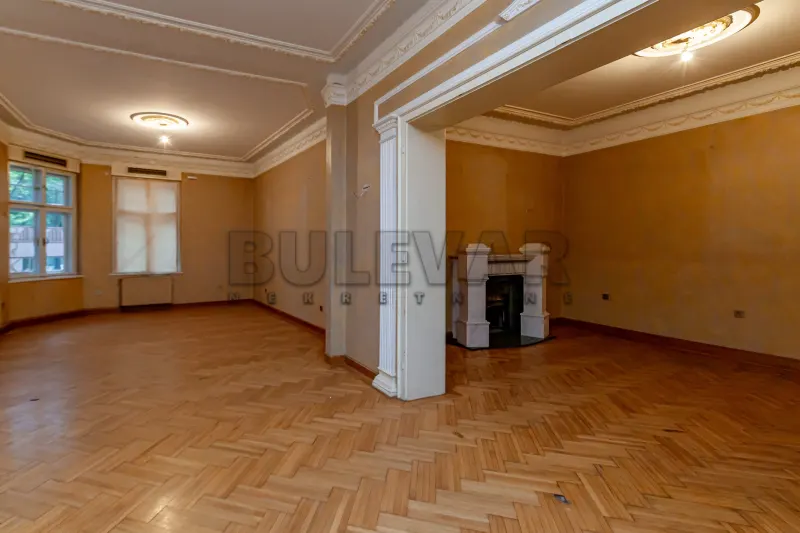 Više od tri spavaće sobe stan, Centar, Niš