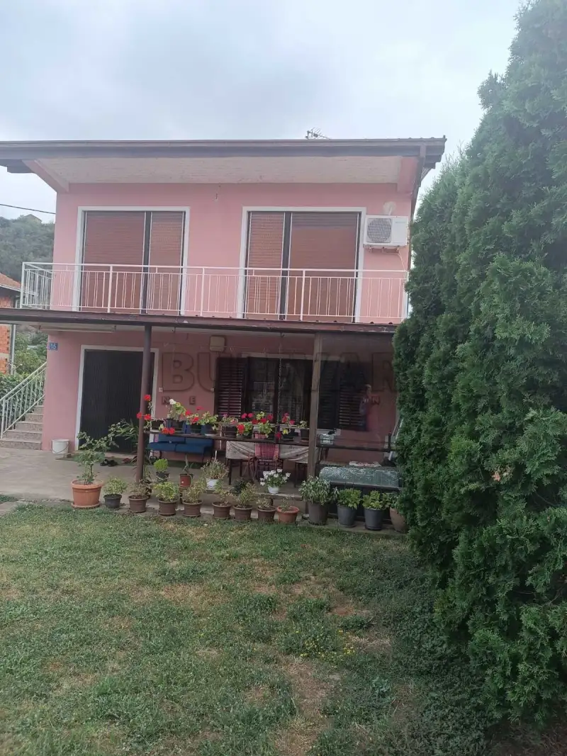 Više od tri spavaće sobe kuća, Orljane, Doljevac