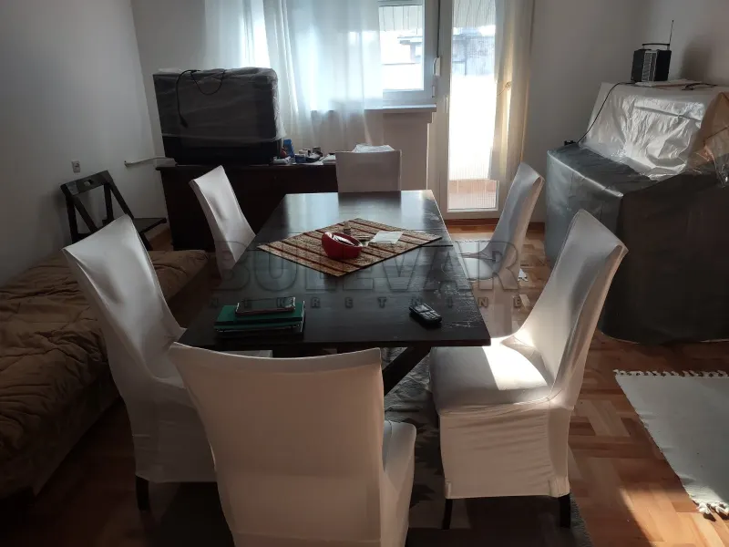 Više od tri spavaće sobe stan, Pravni fakultet, Niš