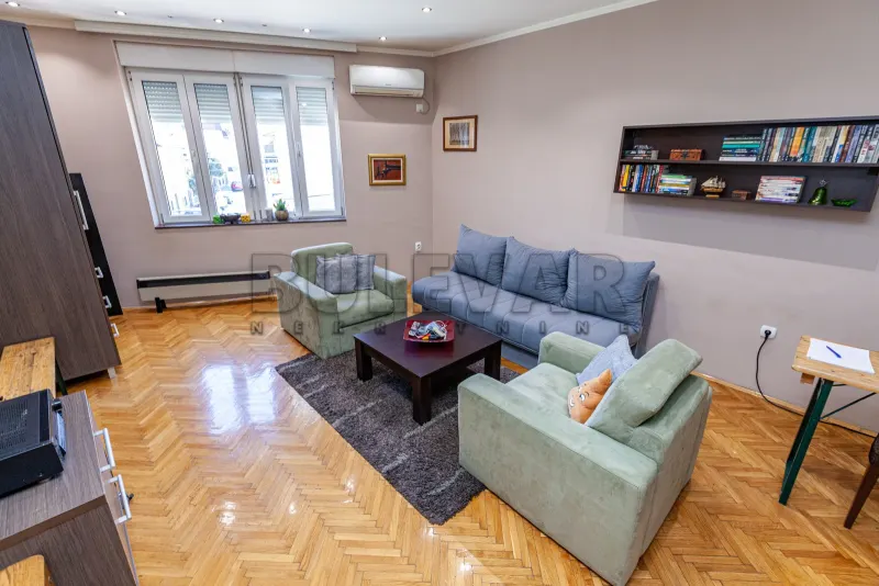 Više od tri spavaće sobe stan, Centar, Niš