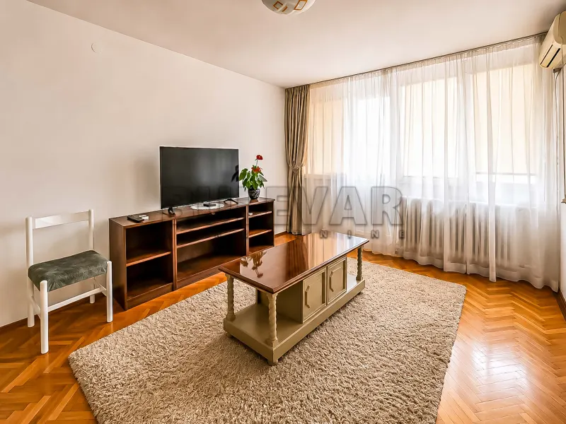 Trosoban stan, Gradska bolnica, Niš