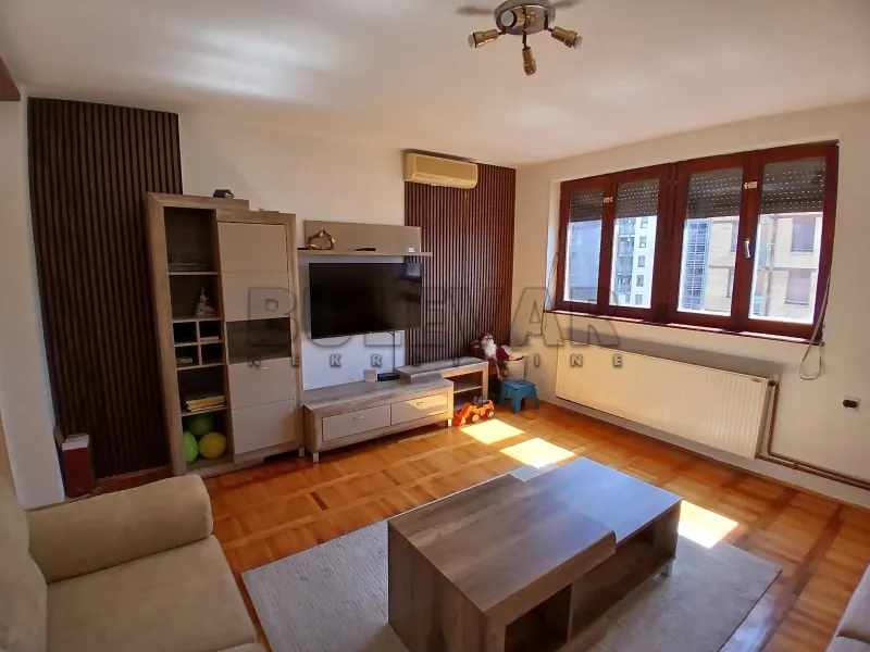 Trosoban stan, Pravni fakultet, Niš