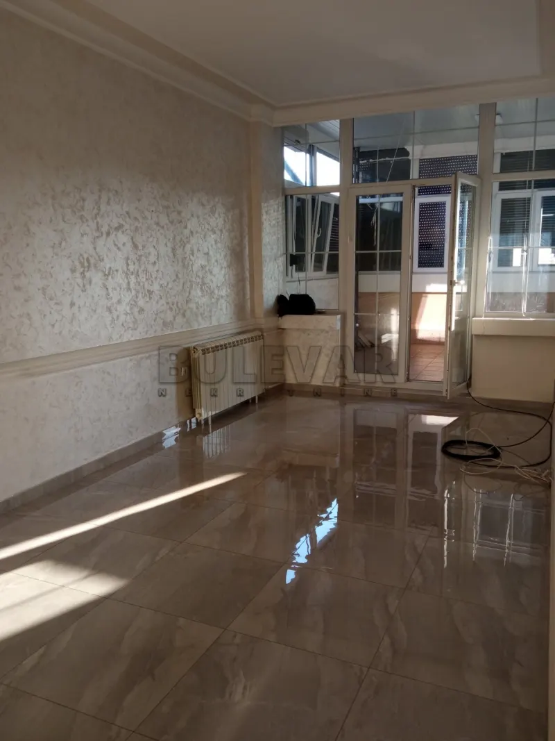 Više od tri spavaće sobe stan, Centar, Kragujevac