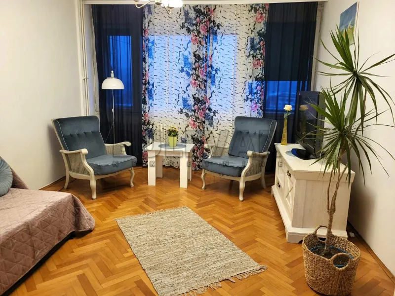 Trosoban stan, Crveni pevac, Niš