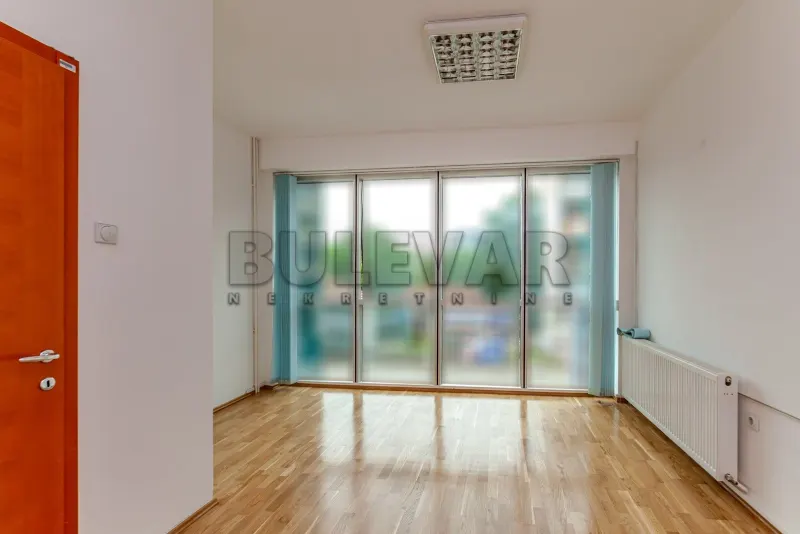 Više od tri spavaće sobe poslovni prostor, Crveni pevac, Niš, Vojvode Mišića