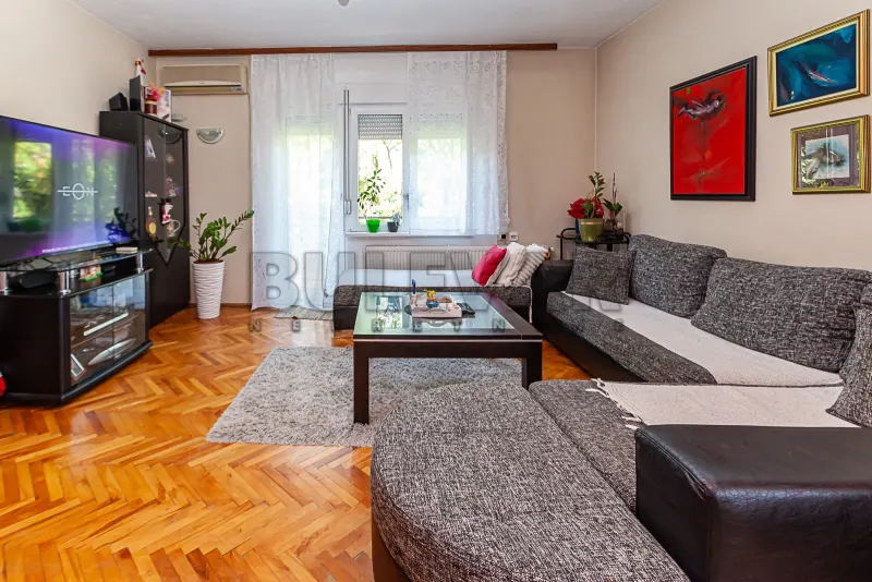Više od tri spavaće sobe kuća, Kalač brdo, Niš
