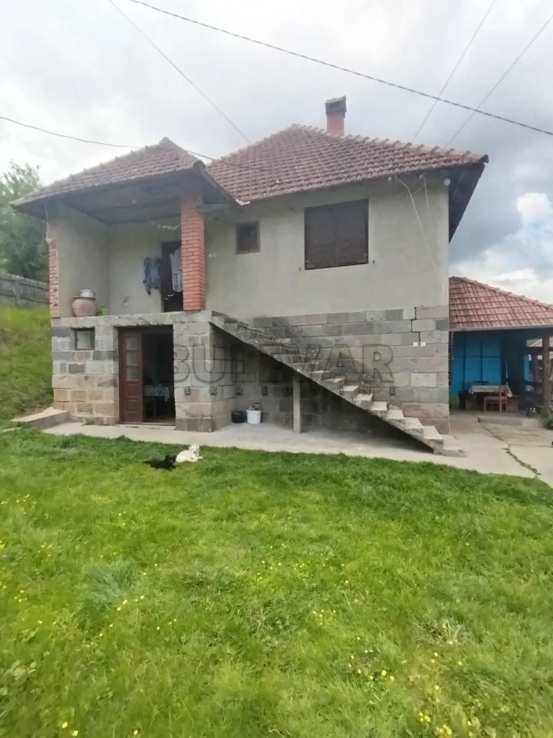 Više od tri spavaće sobe kuća, Pajsijević, Knić