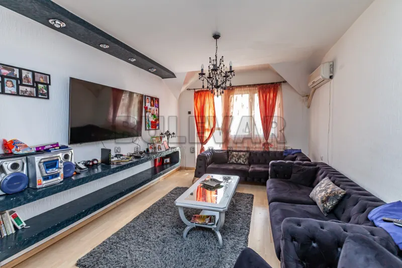 Više od tri spavaće sobe stan, Bulevar Nemanjića, Niš