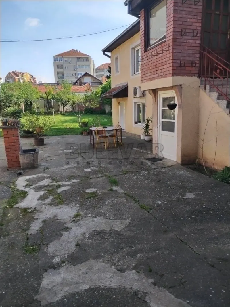 Troiposoban kuća, Crveni pevac, Niš