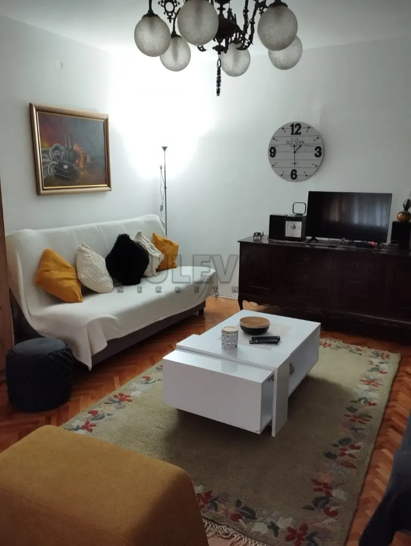 Trosoban stan, Pravni fakultet, Niš