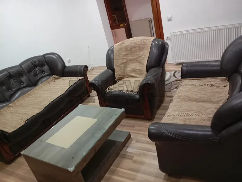 Dvoiposoban stan, Ratko Jović, Niš