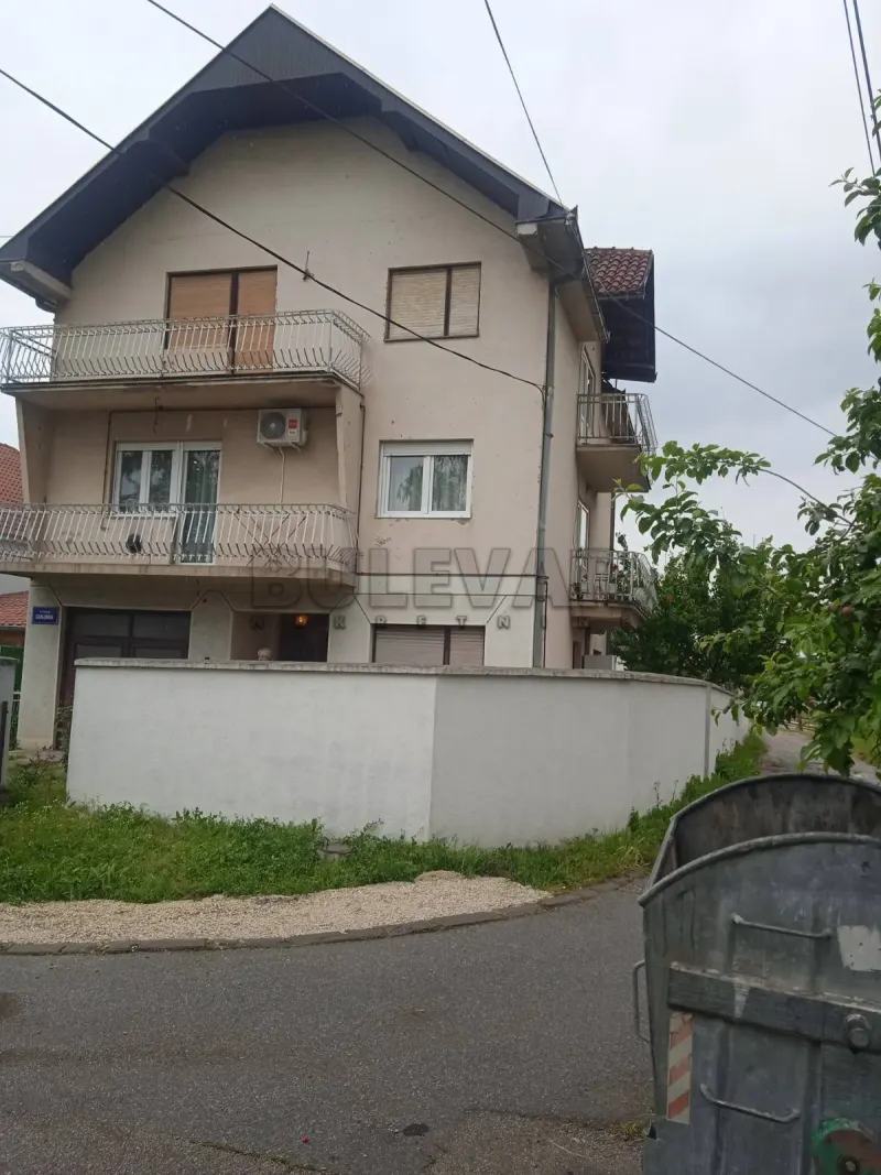 Više od tri spavaće sobe kuća, Pivara, Kragujevac