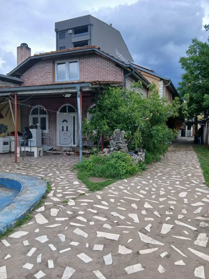 Više od tri spavaće sobe kuća, Kičevo, Niš