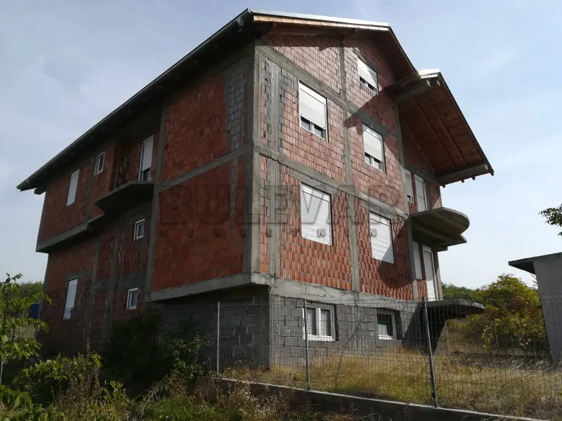 Više od tri spavaće sobe kuća, Kamenica, Niš