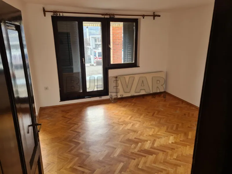 Više od tri spavaće sobe kuća, Niška banja, Niš