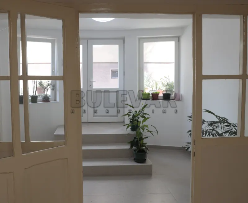 Više od tri spavaće sobe poslovni prostor, Centar, Niš