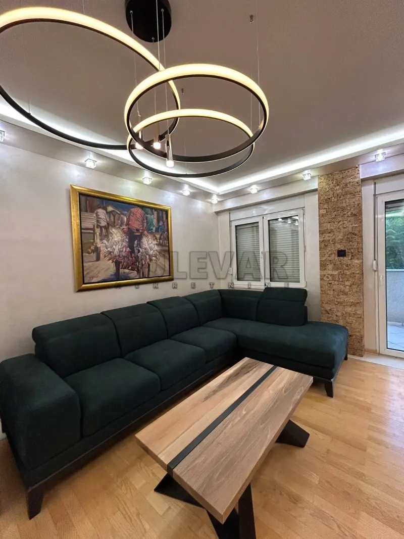 Više od tri spavaće sobe stan, Centar, Niš