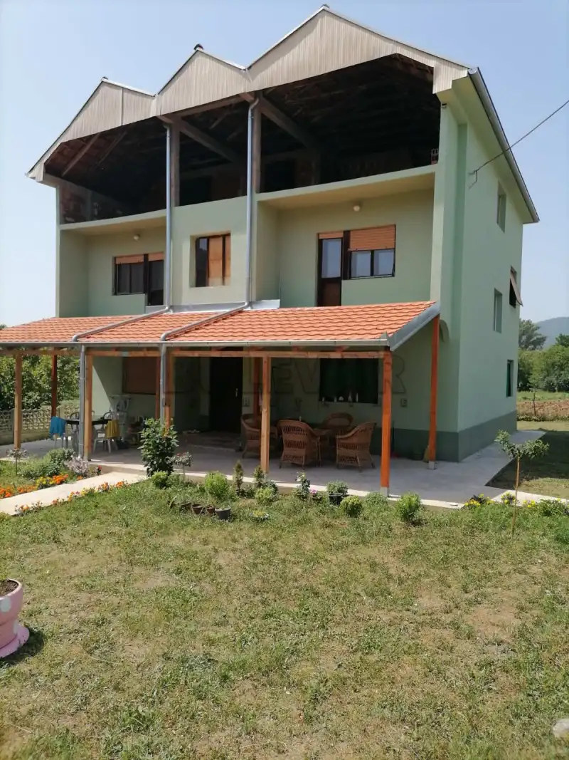 Više od tri spavaće sobe kuća, Donji Barbeš, Gadžin Han