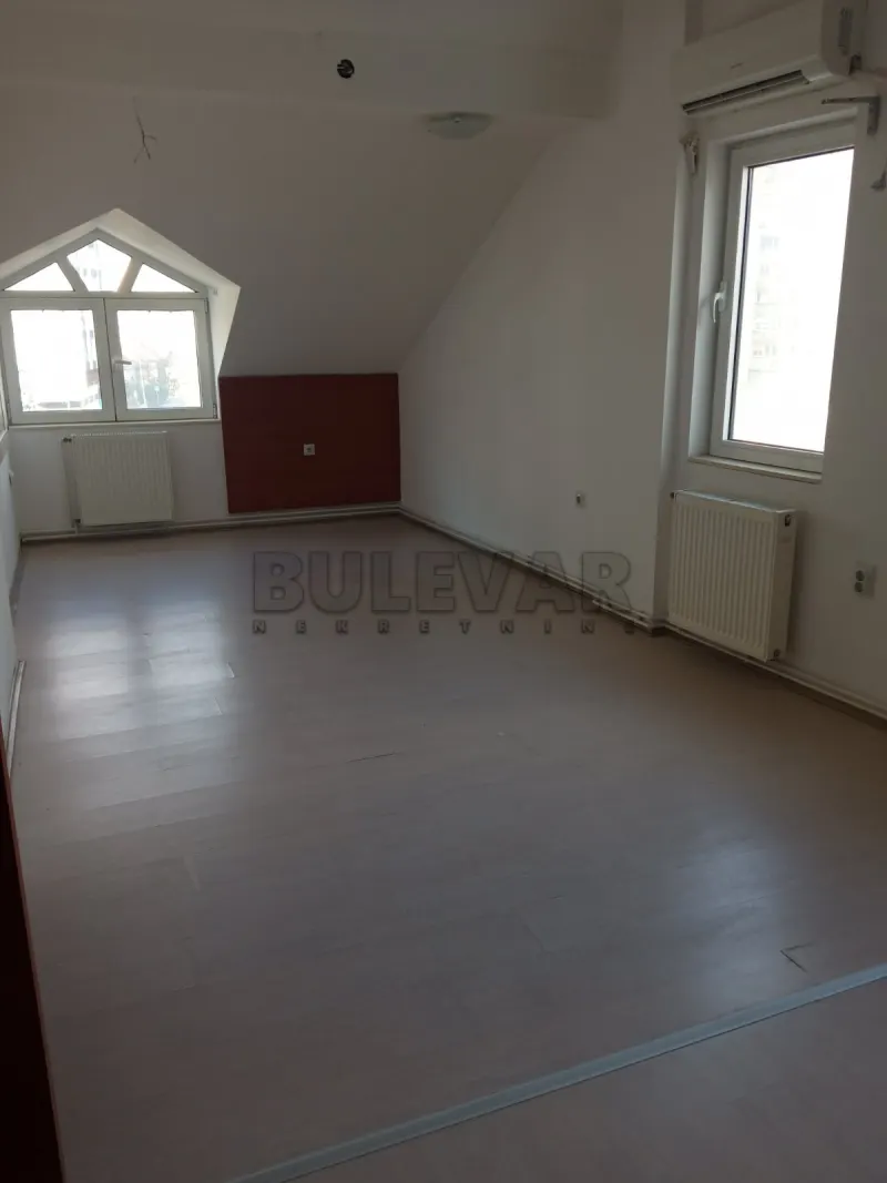 Više od tri spavaće sobe poslovni prostor, Dom zdravlja, Niš