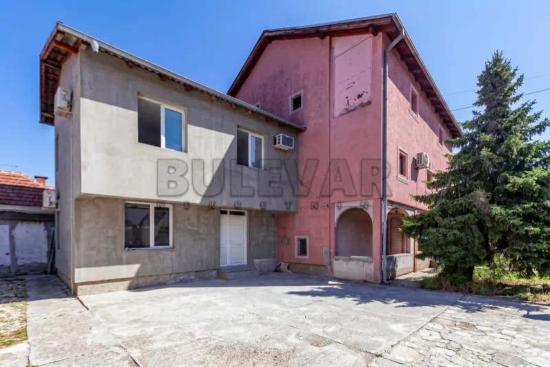 Više od tri spavaće sobe kuća, Donji Komren, Niš