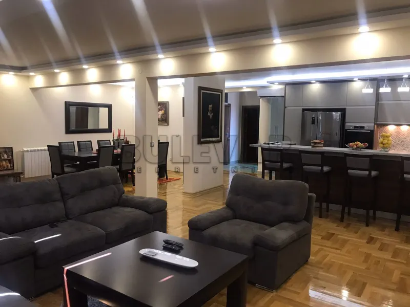 Više od tri spavaće sobe stan, Centar, Kragujevac